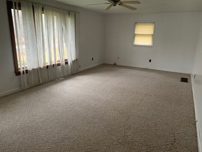 Family room - 6105 Dacola Shores Rd