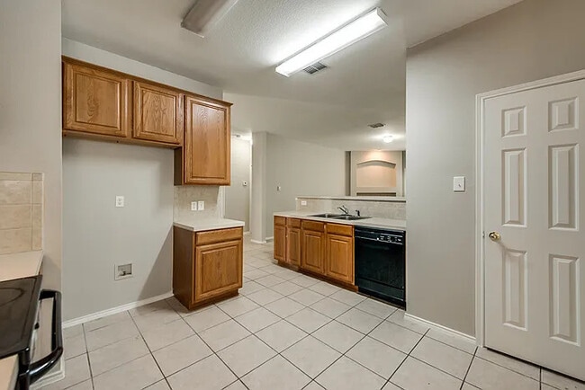 Building Photo - Great Location in Desoto!!