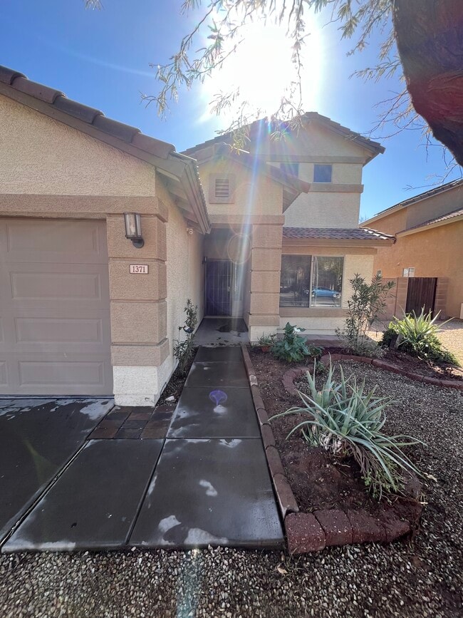 Building Photo - 1371 E 10th Pl