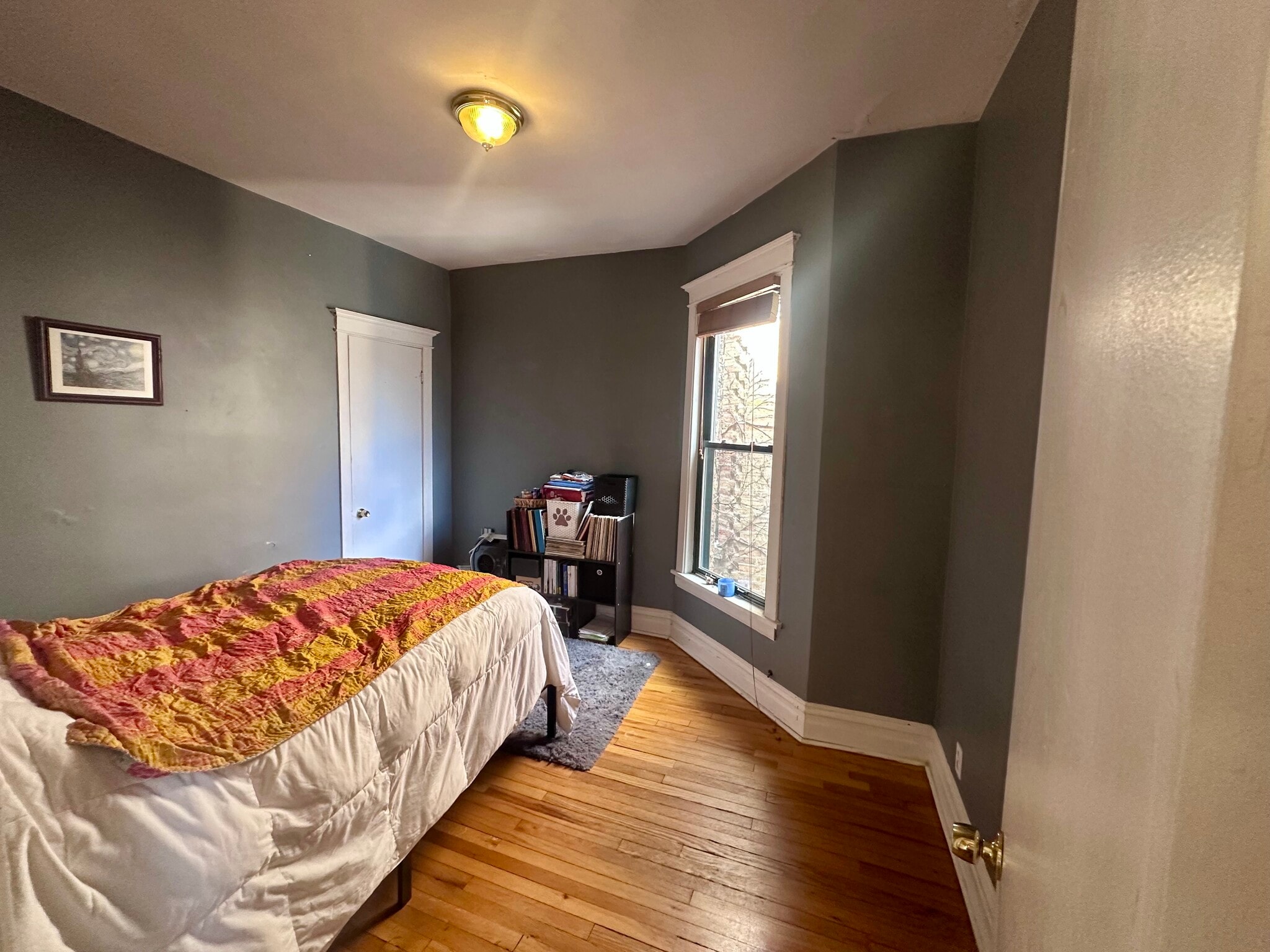 Larger bedroom - 2442 N California Ave