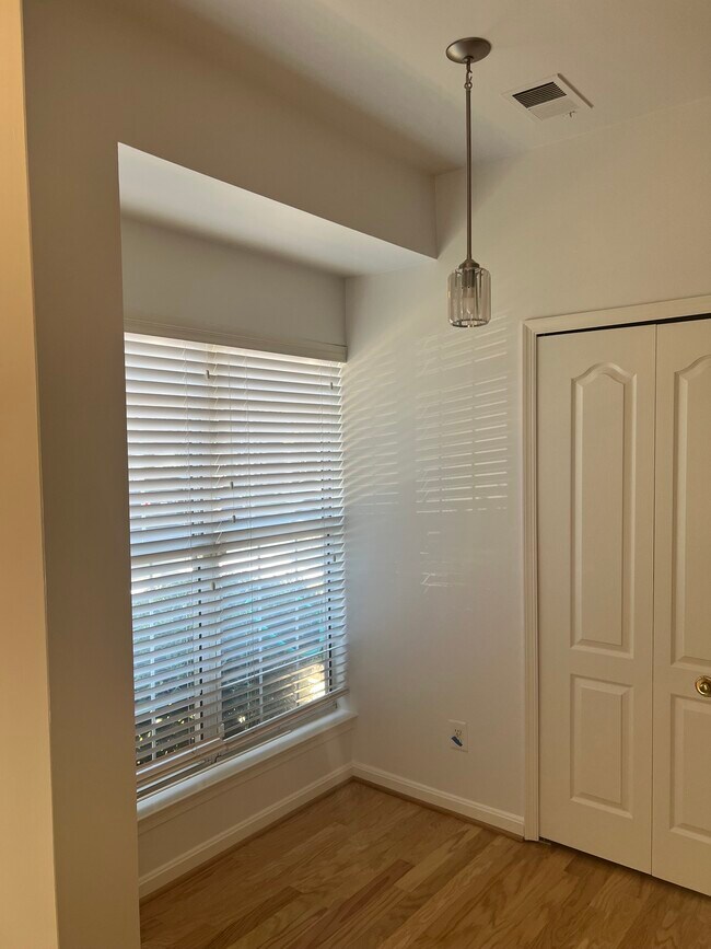 kitchen bistro area - 1721 Kingsgate Ct