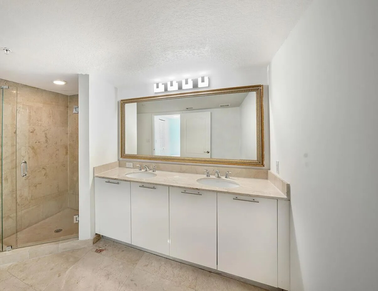 Building Photo - 1800 N Bayshore Dr