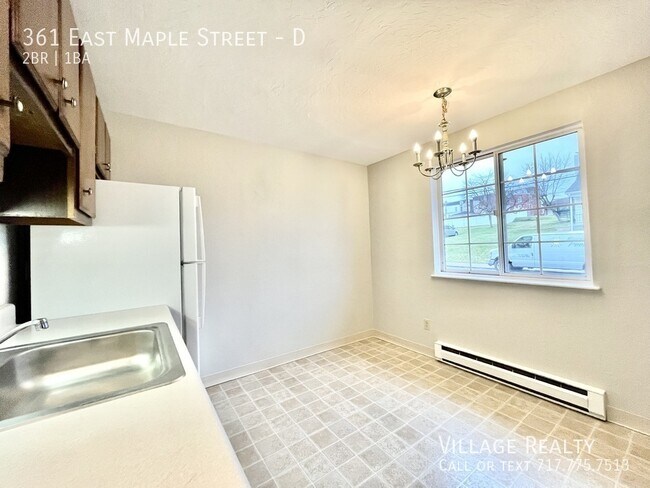 Building Photo - 361 E Maple St