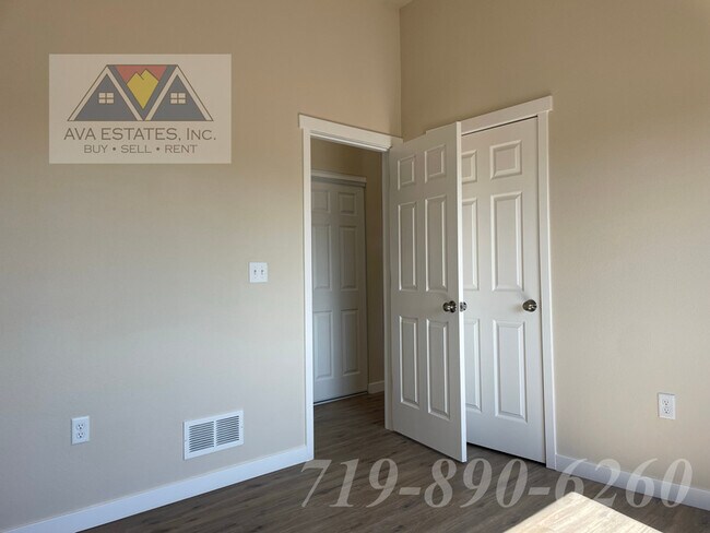 Building Photo - 753 E Springmont Dr