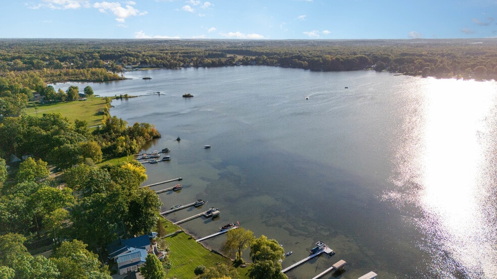 Building Photo - 15305 Silver Beach Dr