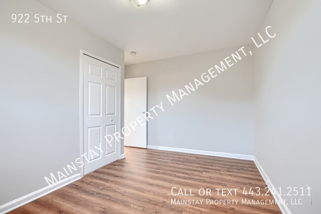 Building Photo - 922 5th St