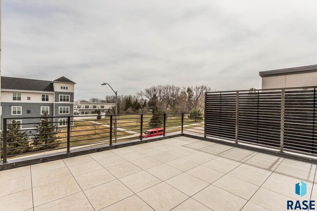 Building Photo - 2807 S Terry Ave