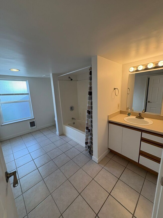 Building Photo - 550 Ray Ln