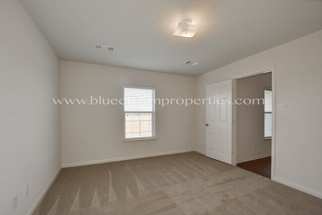 Building Photo - 2221 Meadow Dr