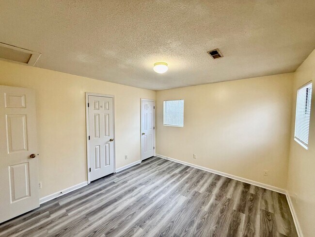 Building Photo - Two bed, 1.5 bath townhome in Graham