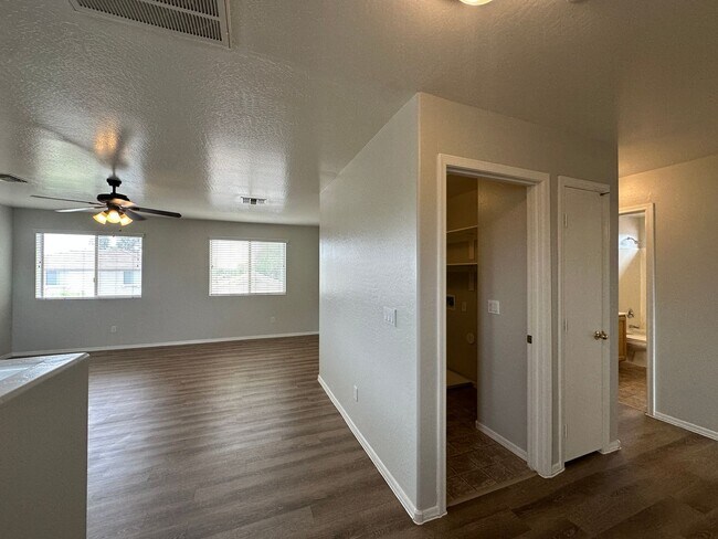 Building Photo - Promotion!  4 Bed 2.5 Bath Home with Split...