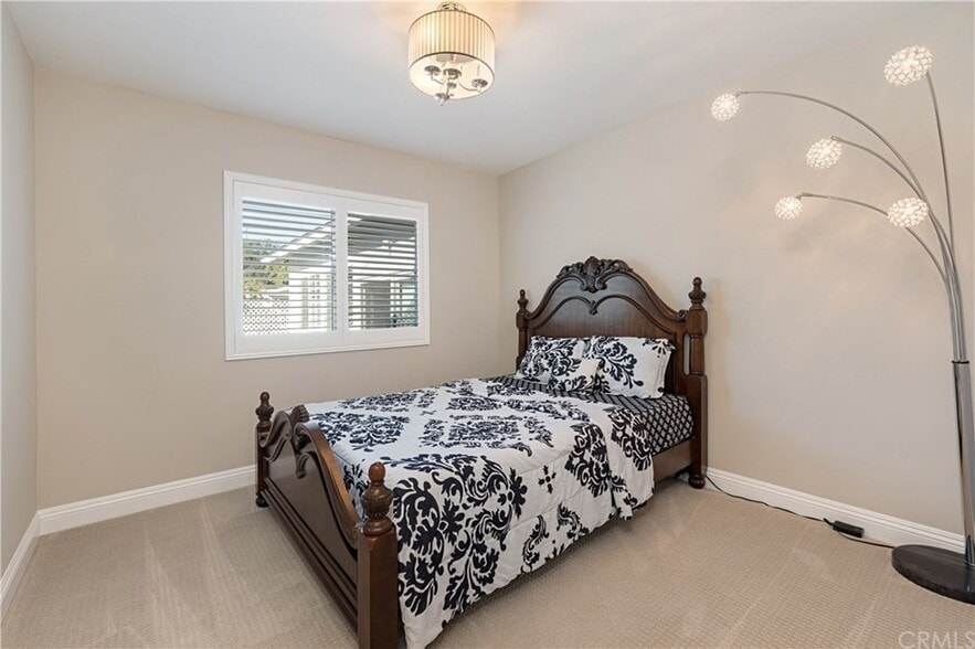 Room 1 - 2145 W Cris Ave