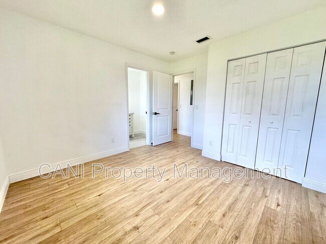 Building Photo - 2517 Royal Palm Dr