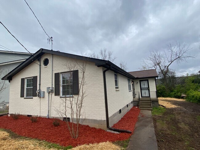 Building Photo - Great Location-2 Bedroom Duplex Now Availa...