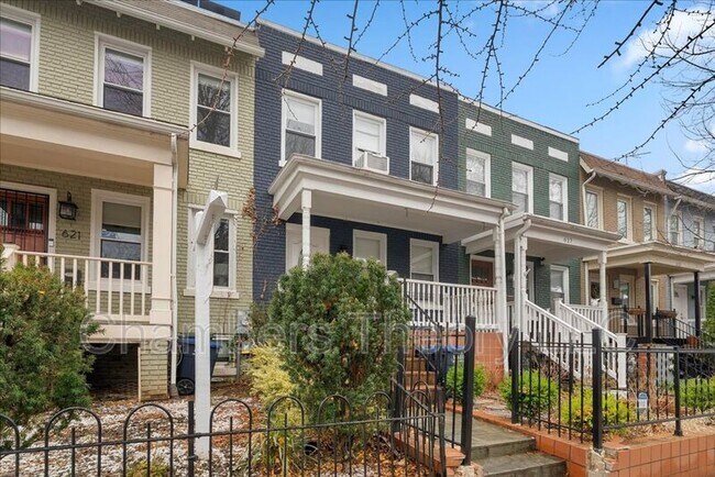 Building Photo - 619 Orleans Pl NE