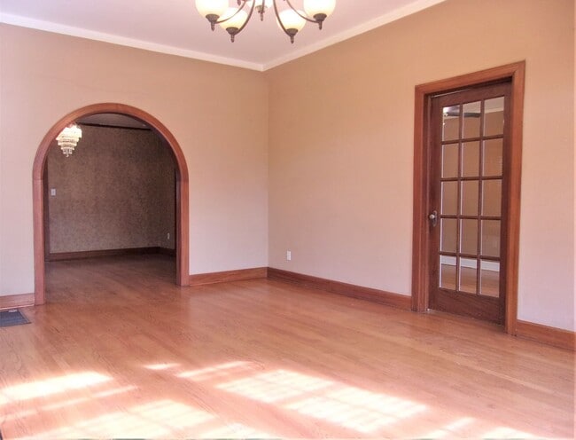 Building Photo - 3 BED 1 BATH TUDOR COTTAGE LAS VEGAS ADDIT...