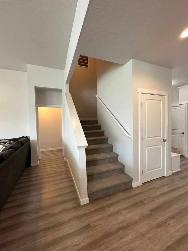 Building Photo - 3 bedroom, 2.5 bath with bonus room in Wes...