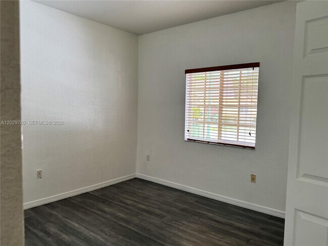 Building Photo - 3384 NE 11th Dr