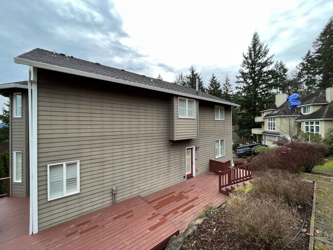 Building Photo - Immaculate 4 bedroom, 3.5 bathroom, tri-level Home in Tigard!! Expansive Views, Office space, Gam...