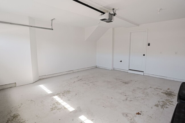 Building Photo - Move-in ready Townhome in Wenworth Green C...