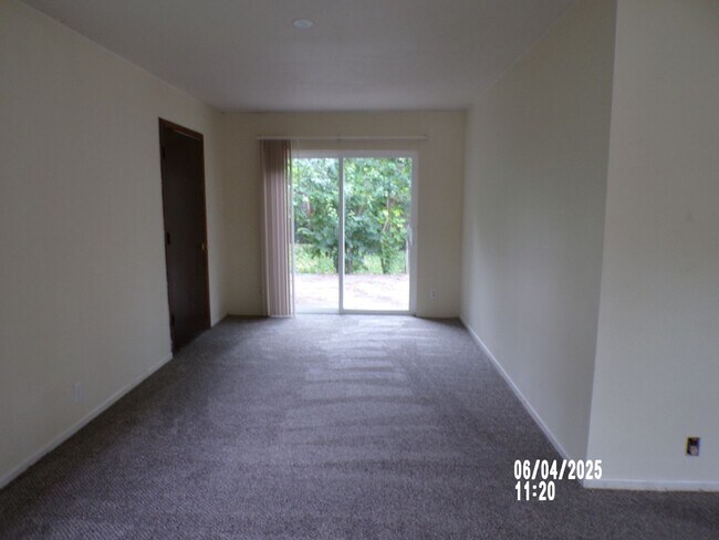 Building Photo - 4 bed 2 bath home for rent