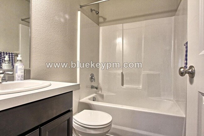 Building Photo - 3 Bed, 2.5 Bath Townhome in East Vancouver