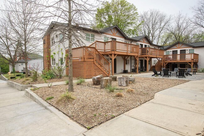 Building Photo - 584 Lindsay