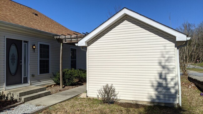 Building Photo - Turnabout Lane Duplex