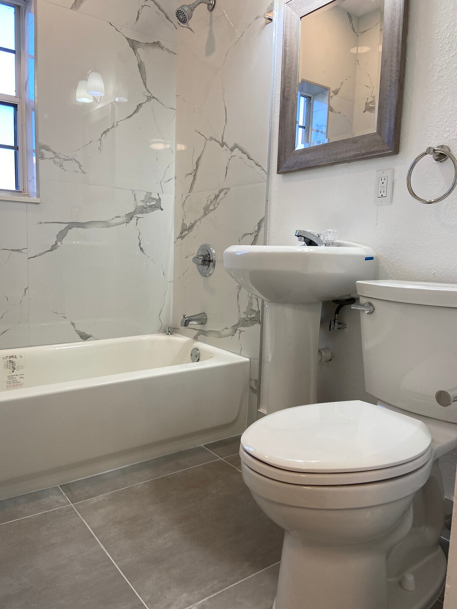 Building Photo - 3401 SW 9th Ter