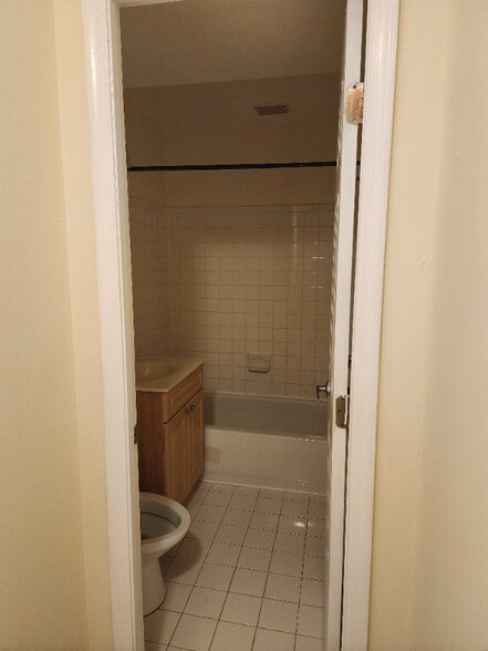 Building Photo - 1005 Chillum Rd
