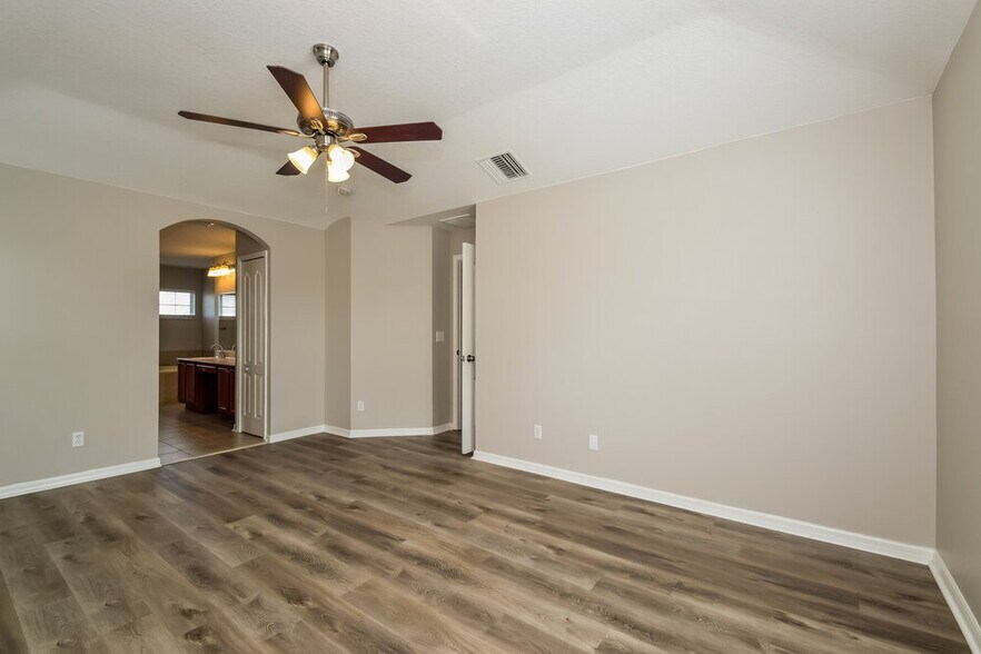 Building Photo - 405 Stone Briar Dr