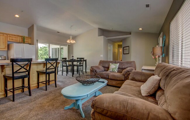 Building Photo - Enjoy Year-Round Resort Living in This Beautiful Condo!