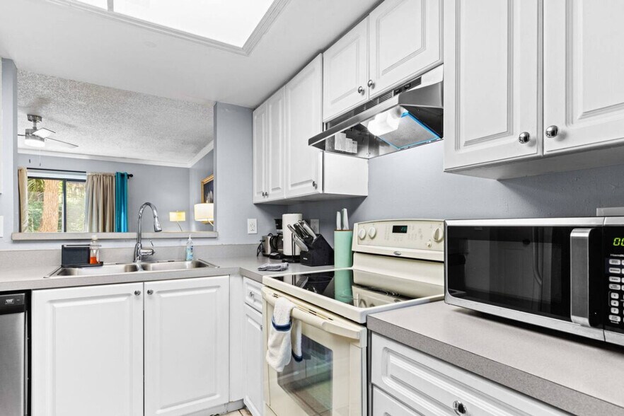 Building Photo - 4531 SW 44th Ln