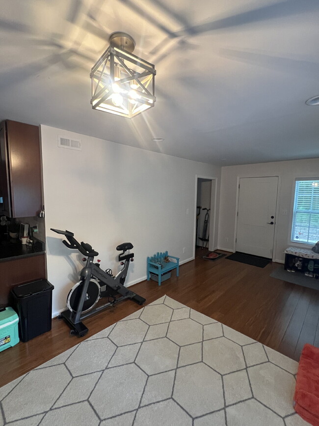 Building Photo - Spacious Multi-Generational Home on 3 Acre...