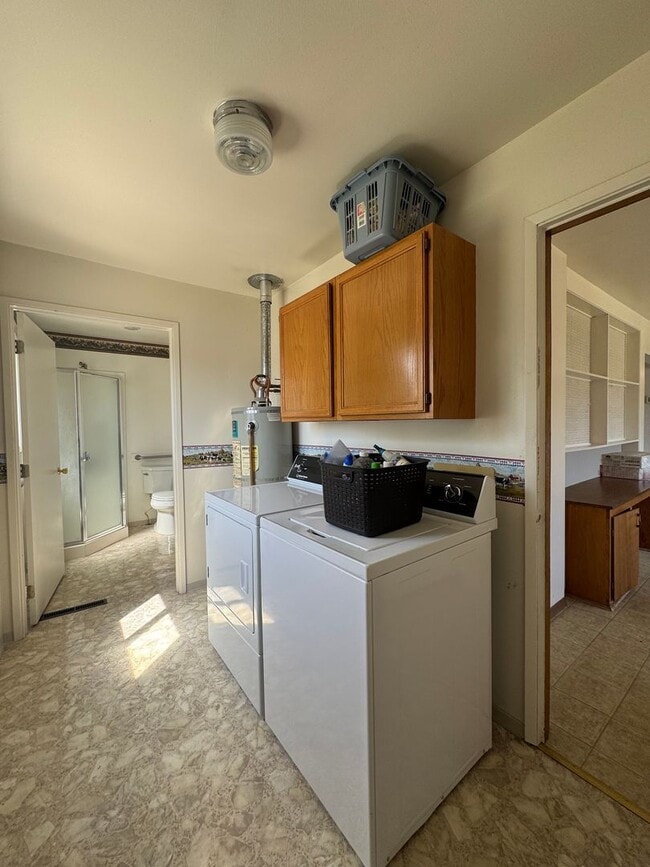 Building Photo - Spacious Home Near Hospital