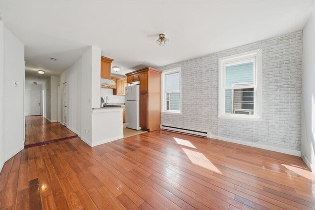 Building Photo - 281 River St