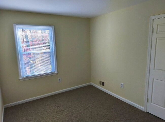 Building Photo - Charming Fair Woods Townhome Awaits