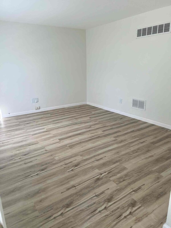 Building Photo - 920 N Benton Ave