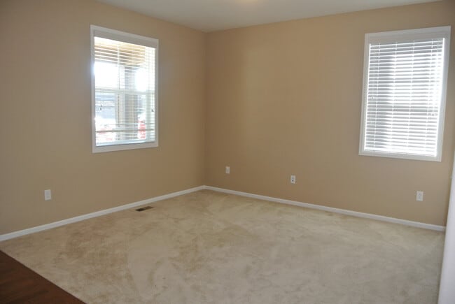 Building Photo - 5Bed/3.5Bath Home in Blackstone Country Club Community