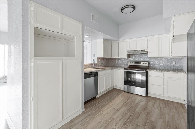 Building Photo - 8703 Victorian Village Dr