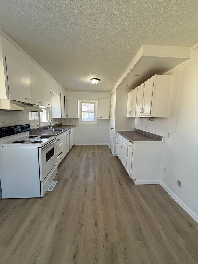 Building Photo - 3 Bedroom 1.5 Bath with BONUS ROOM!!!