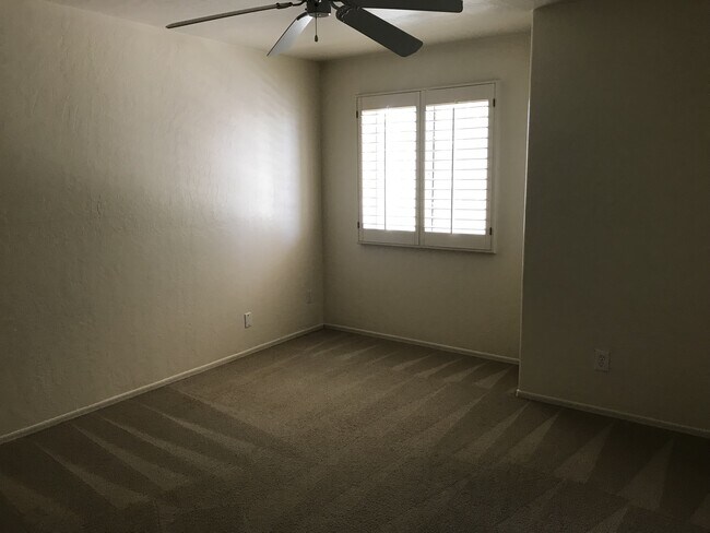 Building Photo - Gilbert Home - 5 Bed + Den & 2.75 Bath with Beautiful Pebble Teck Pool