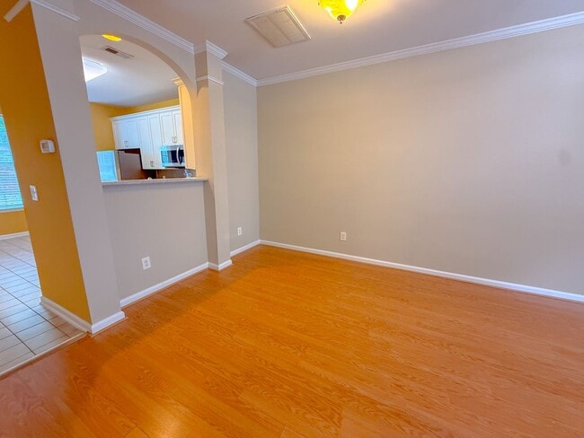 Building Photo - Spacious 2 bedroom 2.5 bath townhome
