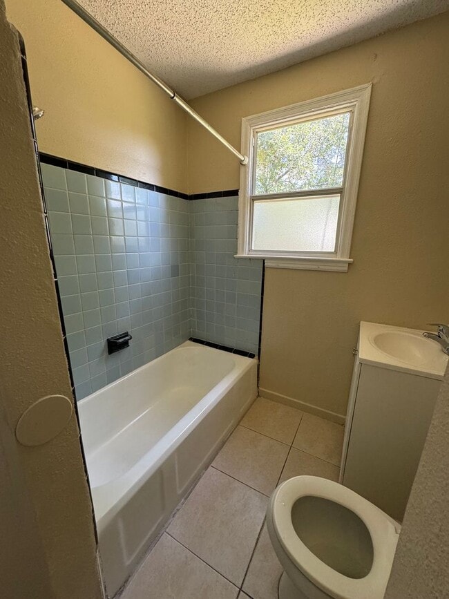 Building Photo - Charming 3 Bedroom Home for Rent in Jacksonville