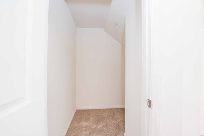 Building Photo - 4 Bedroom & 2 Bathroom