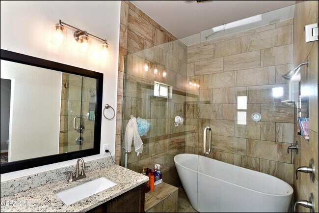 Building Photo - 2225 Tierra Delmonte Dr