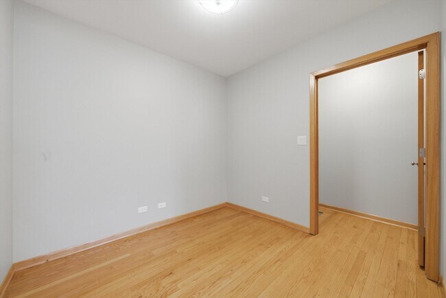 Building Photo - 586 S Hawthorne Ave