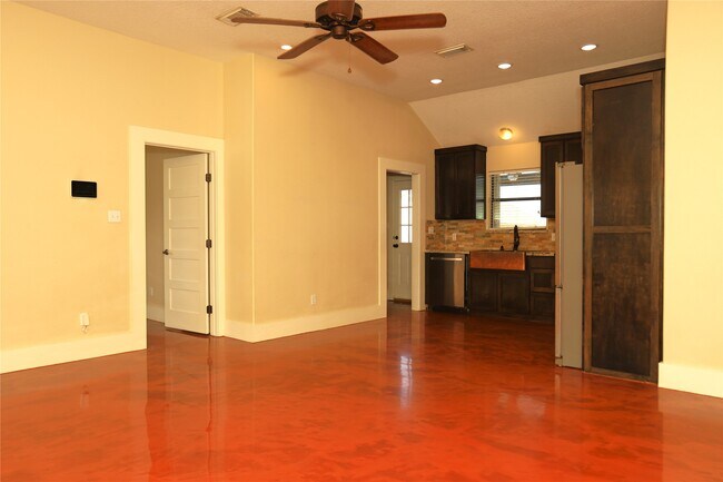 Building Photo - 218 Hickory St