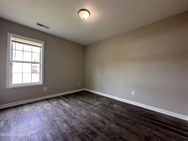 Building Photo - 159 Cavalier Dr