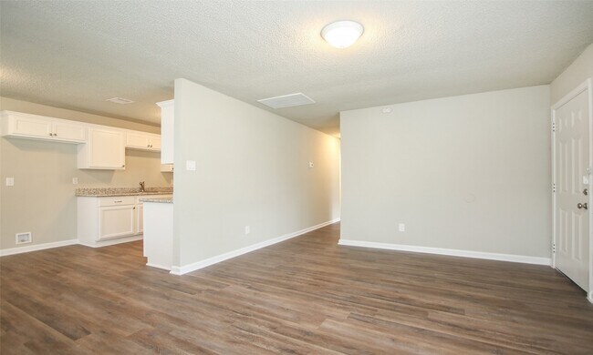 Building Photo - 6110 Glen Lee Dr